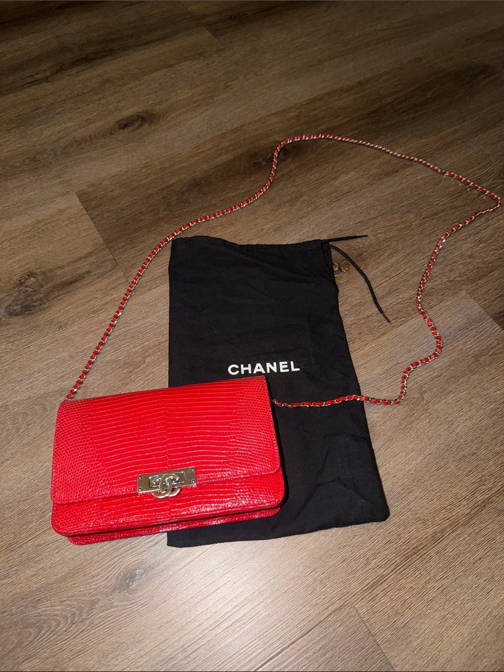 CHANEL Red Lizard-Texture Crossbody with Gold-Tone Chain